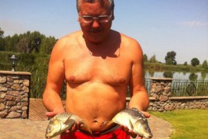 Анатолий Гриценко посветил голым торсом на рыбалке  