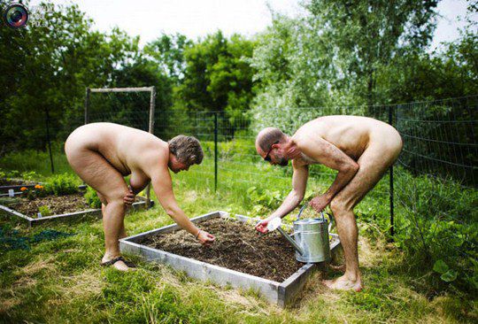 Супруги Грант заняты садовыми работами