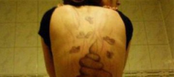Парень отомстил неверной девушке татуировкой фекалий на всю спину