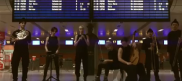 ONUKA сыграли "Щедрика" в аэропорту (Видео)