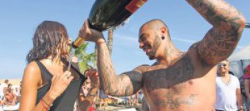 Тимати искупал друзей в шампанском по 100 евро за бутылку
