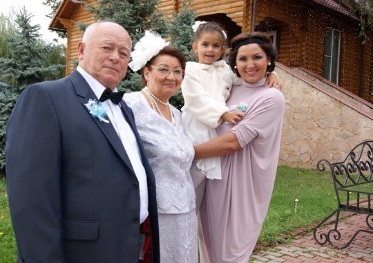 Галлина с родителями и дочкой
