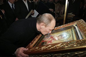 Путин сходил в церковь и приложился к святым мощам