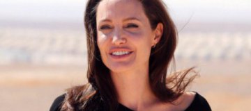 Анджелина Джоли забыла надеть бюстгальтер во время визита к беженцам