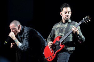 На концерте Linkin Park в ЮАР зрителей придавило рекламным щитом