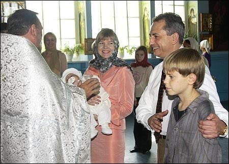Колесников с женой и сыном крестят дочь (2005 г.)