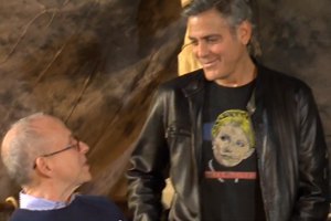Джордж Клуни носит футболку с Тимошенко на груди