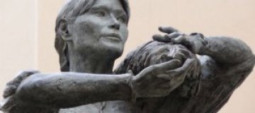 Во Франции установили памятник с лицом Карлы Бруни