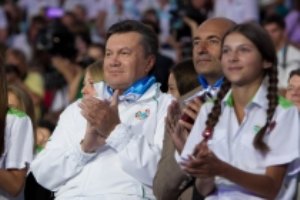Янукович присвоил Крутому звание народного артиста Украины