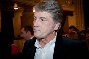 Ямы на дорогах напоминают Ющенко о немецких бомбардировках