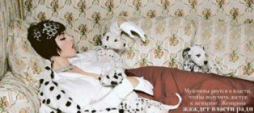 Моника Белуччи обложилась щенками далматинцев 