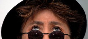Йоко Оно показала окровавленные очки Леннона
