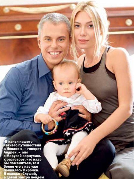 Андрей Доманский с женой Мариной и их дочкой Кирой пять лет назадновой семьей
