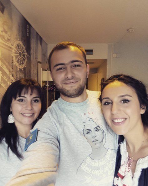 Бекир Сулейманов с Джамалой и ее сестрой