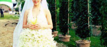 Сати Казанова примерила свадебное платье из лилий 