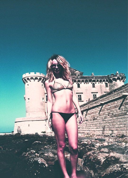 Большинство времени певица проводила на пляже частного пансионата на побережье Италии. 