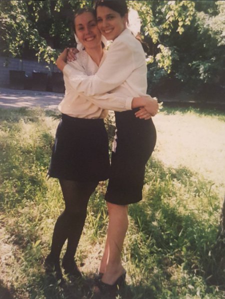 Будущая певица Ольга Романовская (справа) призналась, что сменила шесть школ, но ни одной так и не полюбила