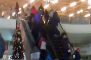 Жители Житомира так бежали в секонд-хенд, что сломали эскалатор