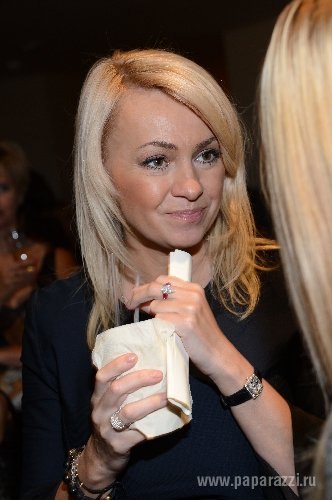 Яна Рудковская прикрывает свой напиток салфеткой