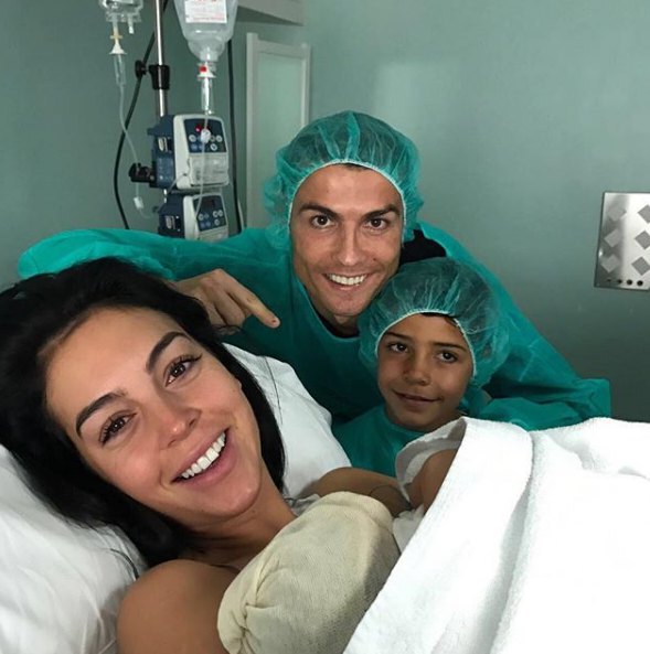Криштиано Роналду со старшим сыном, Джорджиной Родригез и новорожденной дочкой