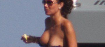 Тамара Экклстоун в Сардинии показала грудь