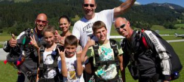 Виталий Кличко с семьей прыгнул с парашютом