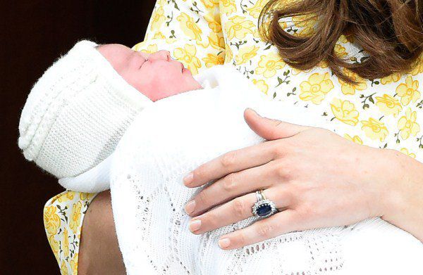 Кейт Миддлтон с новорожденной принцессой