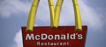 Сотруднику McDonald's грозит 20 лет тюрьмы за плевки в чай 