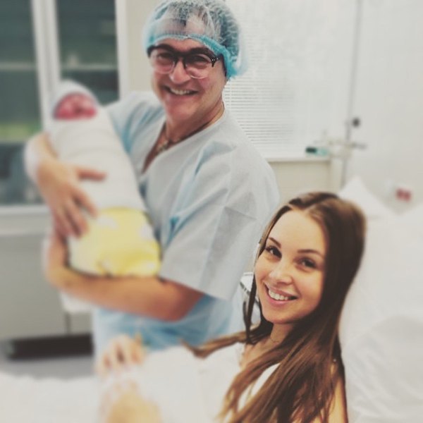 Дмитрий и Полина Дибровы с новорожденным сыном