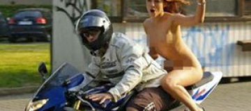 Голую румынку оштрафовали за езду на мотоцикле без шлема