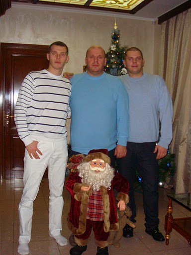 Михаил Бродский с сыновьями в Новый год 2010