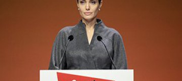 Анджелине Джоли присвоили рыцарский титул