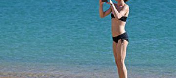 Ванесса Паради "засветила" стройную фигуру на пляже