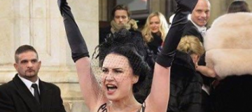 ​С голой грудью и в вуали активистка Femen явилась на Венский бал
