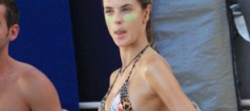 Алессандра Амбросио занялась серфингом на Гавайях 