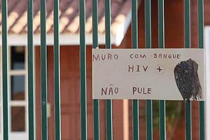 В Бразилии женщина соорудила забор из ВИЧ-инфицированных шприцов 