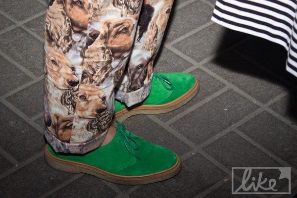 Ярко-зеленая обувь Аси