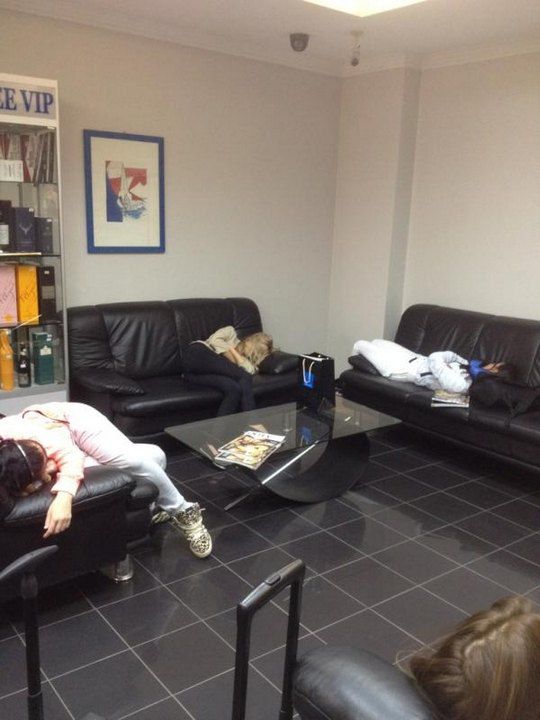 Российская группа &quot;Серебро&quot; спит в vip-терминале аэропорта города Донецк