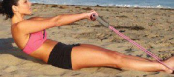Оливия Манн занялась фитнесом на пляже