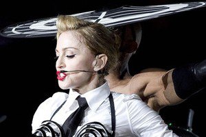 Мадонна испугалась российских митингов и потребовала вертолет