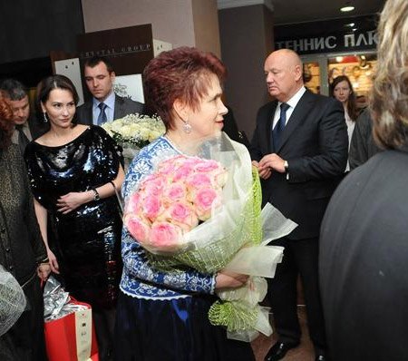 На свадьбу к крестнику Людмила Янукович прибыла с розами и невесткой