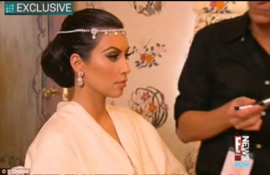 Ким накладывают свадебный макияж