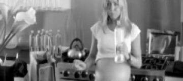 Дженнифер Энистон показала беременный живот 