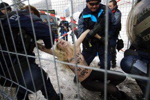 FEMEN провели акцию "Стоп давосский заговор!"