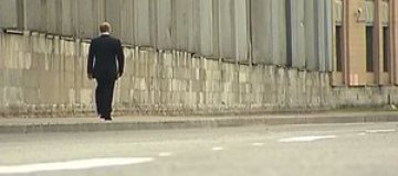 Путин простился с учителем и прошелся по улице в одиночестве 