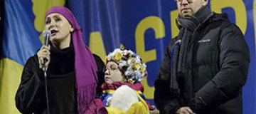 Дочь Яценюка спела "Червону руту" на Майдане