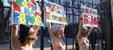 FEMEN прорывались в Администрацию Президента 	
