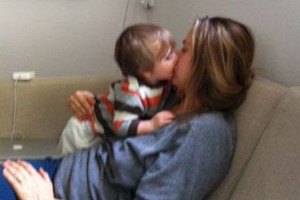 Актриса Алисия Сильверстоун кормит сына изо рта в рот 