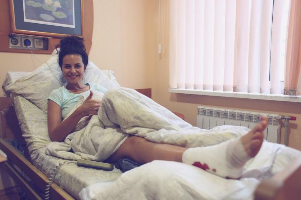 Настя Каменсикх после операции на ноге после травмы во время прыжка