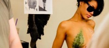 Рианна выложила в соцсети фото с обнаженной грудью 